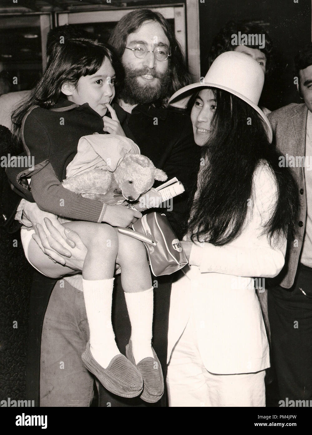 John Lennon und Yoko Ono mit Yoko's fünf Jahre alten Tochter, Kyyoko, von ihrem ehemaligen Ehemann Anthony Coz, 1969. Datei Referenz Nr. 1013 003 THA © GFS/Hollywood Archiv - Alle Rechte vorbehalten. Stockfoto