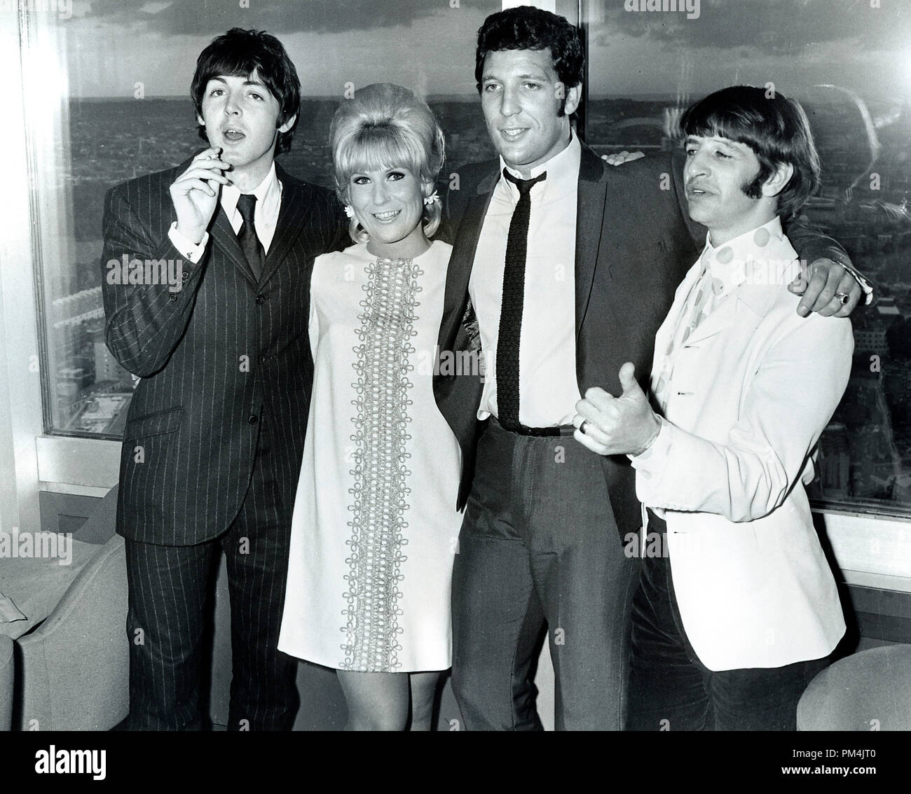 Beatles, Paul McCartney und Ringo Starr mit Dusty Springfield und Tom Jones im Melody Maker Preisverleihung, September 13,1966. Datei Referenz Nr. 1013_029 THA © GFS/Hollywood Archiv - Alle Rechte vorbehalten. Stockfoto