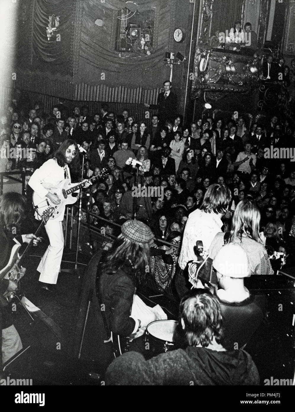 Beatle John Lennon und Yoko Ono im Lyceum Ballroom in London, Dezember 16,1969. Datei Referenz Nr. 1013 046 THA © GFS/Hollywood Archiv - Alle Rechte vorbehalten. Stockfoto