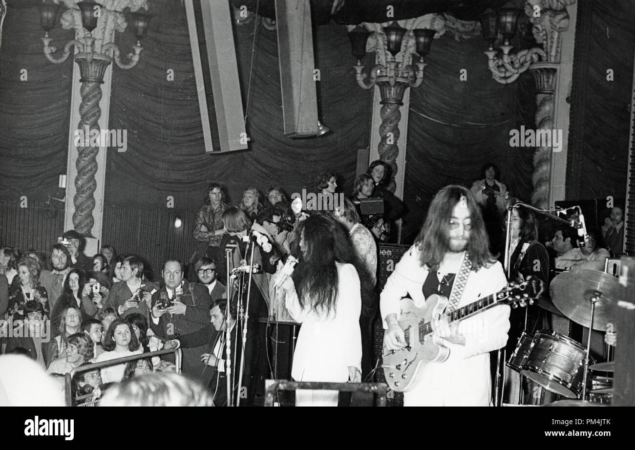 Beatle John Lennon und Yoko Ono im Lyceum Ballroom in London, Dezember 16,1969. Datei Referenz Nr. 1013 047 THA © GFS/Hollywood Archiv - Alle Rechte vorbehalten. Stockfoto