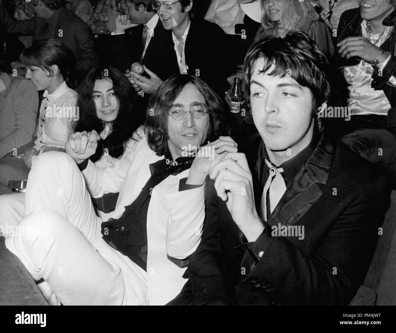 Beatles Paul McCartney, John Lennon, John's Frau Yoko Ono, Juli 1968. Datei Referenz Nr. 1013 072 THA © GFS/Hollywood Archiv - Alle Rechte vorbehalten. Stockfoto
