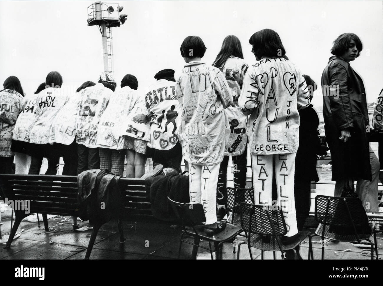 Beatles Fans am Londoner Flughafen, 1966. Datei Referenz Nr. 1013_110 THA © GFS/Hollywood Archiv - Alle Rechte vorbehalten. Stockfoto