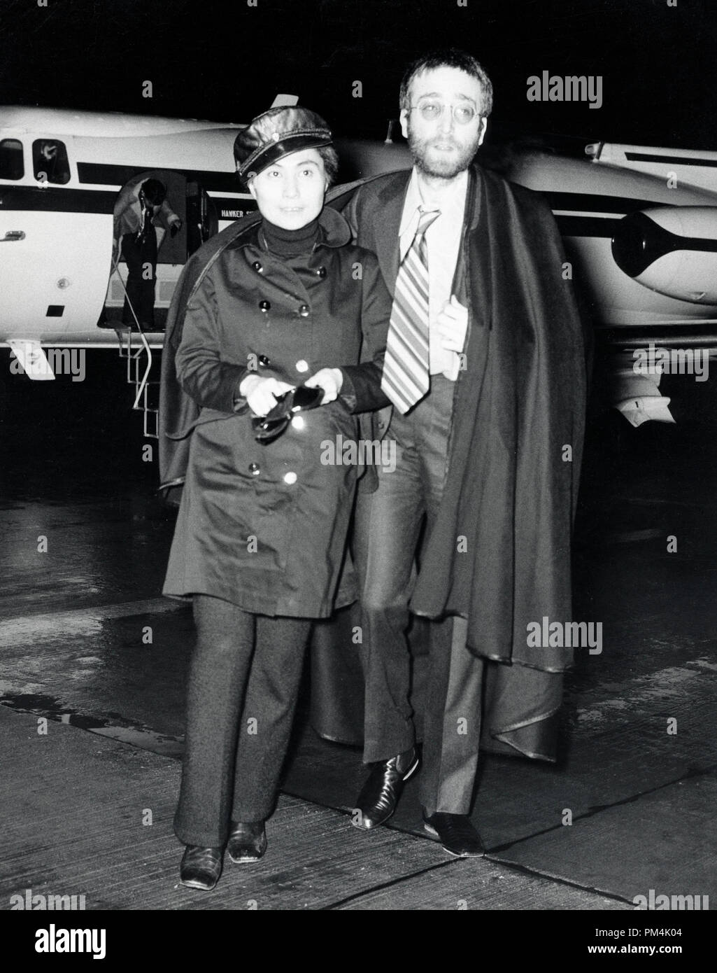 Beatle John Lennon mit Frau Yoko Ono, am Flughafen ankommen, 1970. Datei Referenz Nr. 1013 117 THA © GFS/Hollywood Archiv - Alle Rechte vorbehalten. Stockfoto
