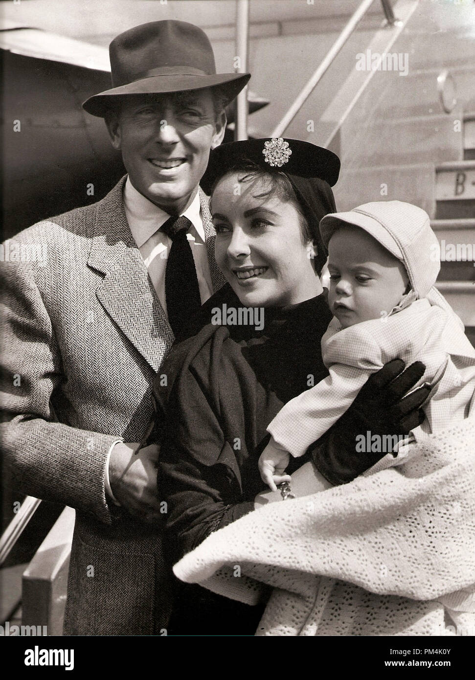 Elizabeth Taylor und Michael Wilding mit Sohn Michael Howard, August 1953. Datei Referenz Nr. 1014 003 THA © GFS/Hollywood Archiv - Alle Rechte vorbehalten. Stockfoto