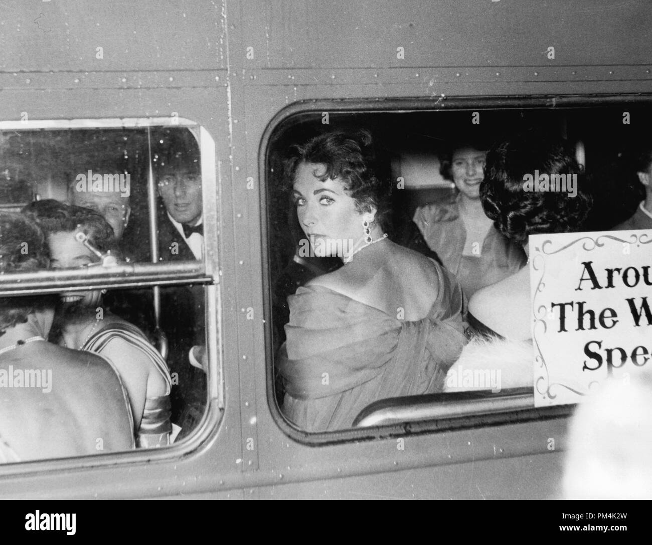 Elizabeth Taylor auf dem Weg in die "In 80 Tagen um die Welt" Film Premiere, Juli 1957. Datei Referenz Nr. 1014 045 THA © GFS/Hollywood Archiv - Alle Rechte vorbehalten. Stockfoto