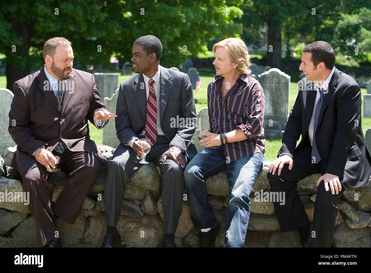 Eric Lamonsoff (Kevin James), Kurt McKenzie (Chris Rock), Marcus Higgins (David Spade) und Lenny (Adam Sandler) sprechen Sie an der Rezeption nach ihrem Trainer Trauerfeier in Columbia Pictures'. Stockfoto