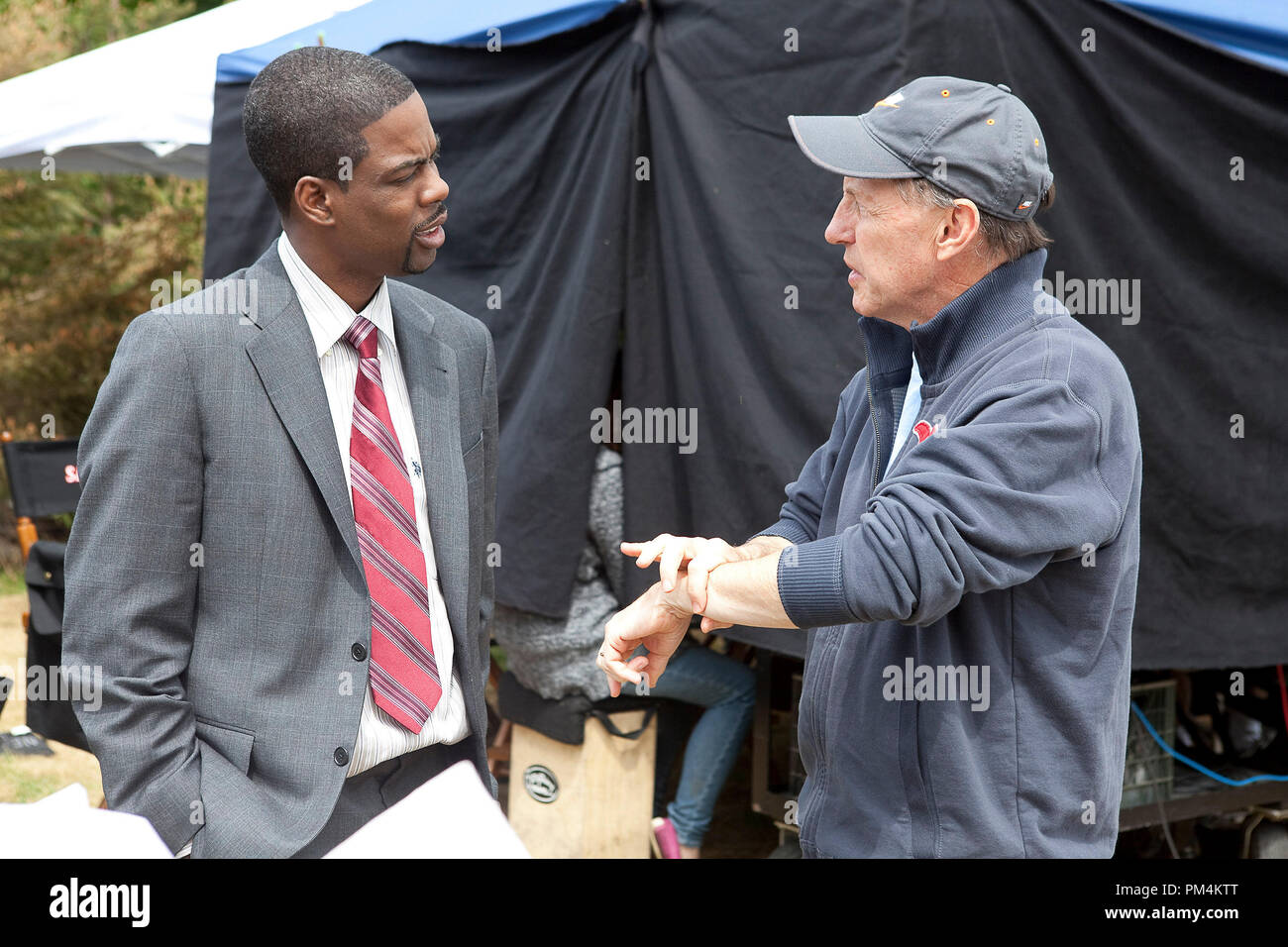 Regisseur Dennis Dugan spricht mit Chris Rock auf dem Set von Columbia Pictures'. Stockfoto