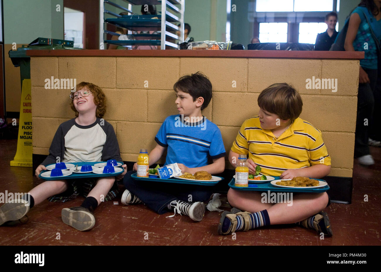 Nicht viel - gewünschte "Sitz am (Mittagessen) Tabelle zu erreichen, "Fregley (Grayson Russell, links), Greg (Zachary Gordon) und Rowley (Robert Capron) werden in der Cafeteria, in der auch der Wimpy Kid" verbannt. Stockfoto