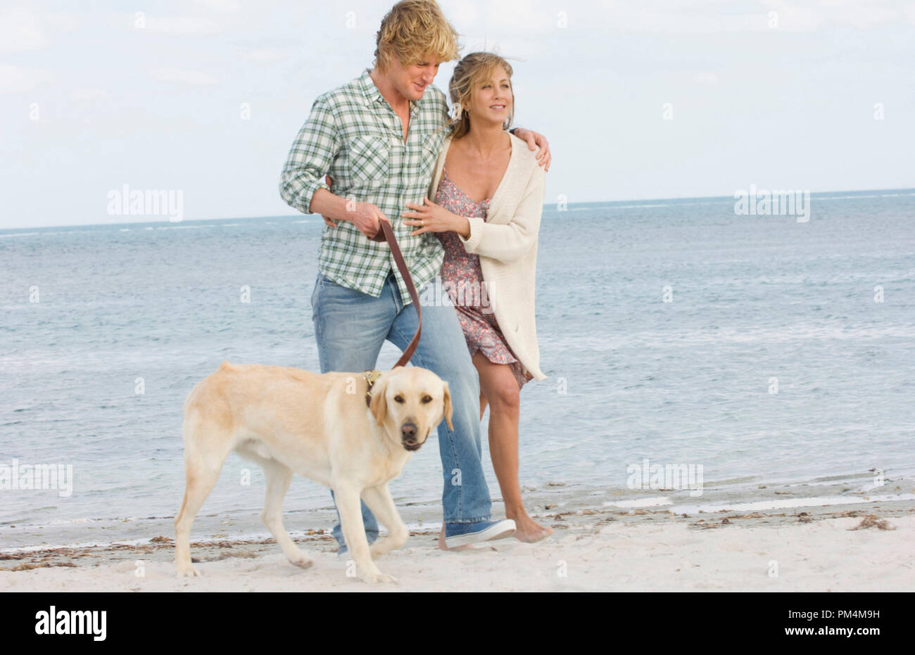 John Grogan (Owen Wilson) und seine Frau Jenny (Jennifer Aniston) ein Spaziergang am Strand mit Marley genießen. Stockfoto