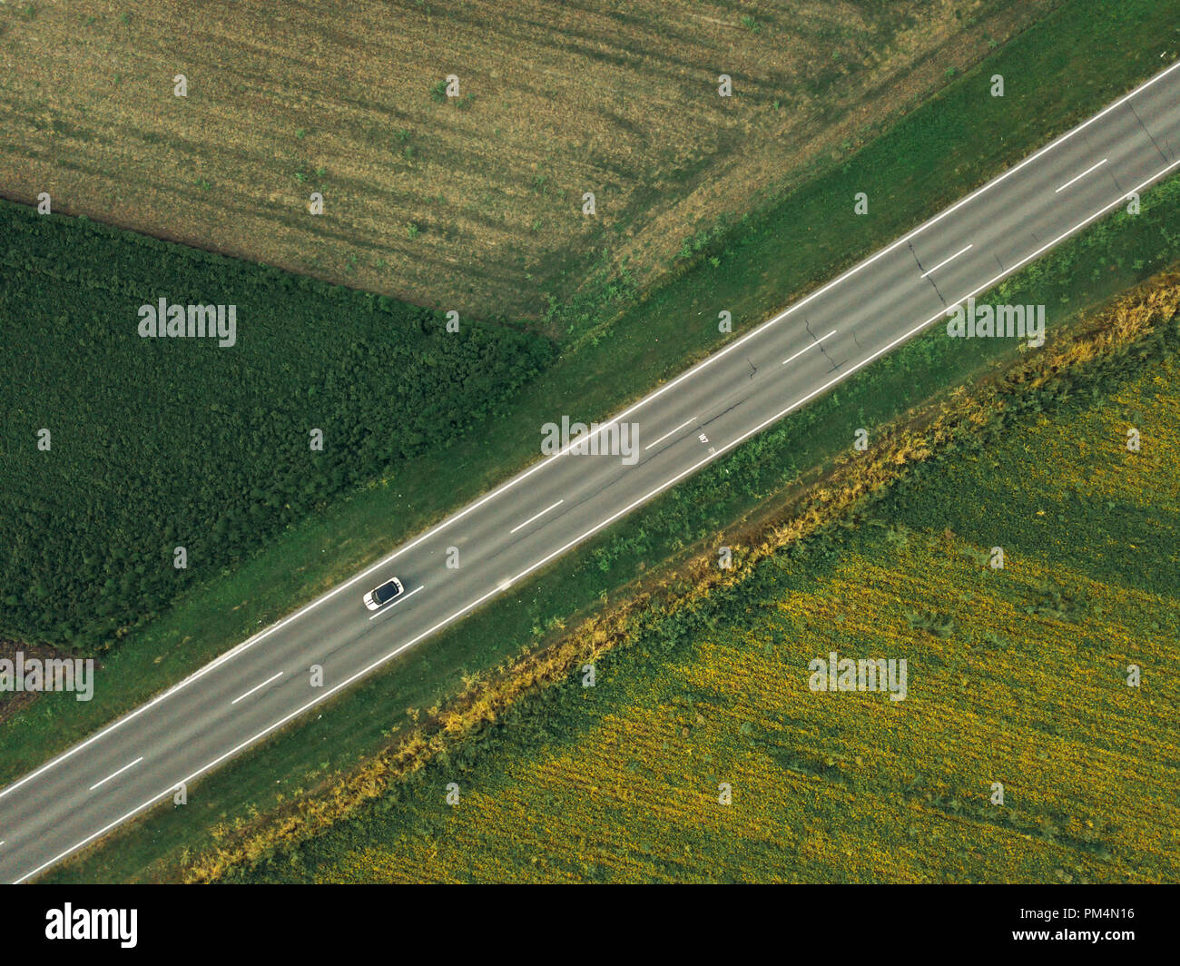 Luftaufnahme des Autos auf der Straße von drone Sicht Stockfoto
