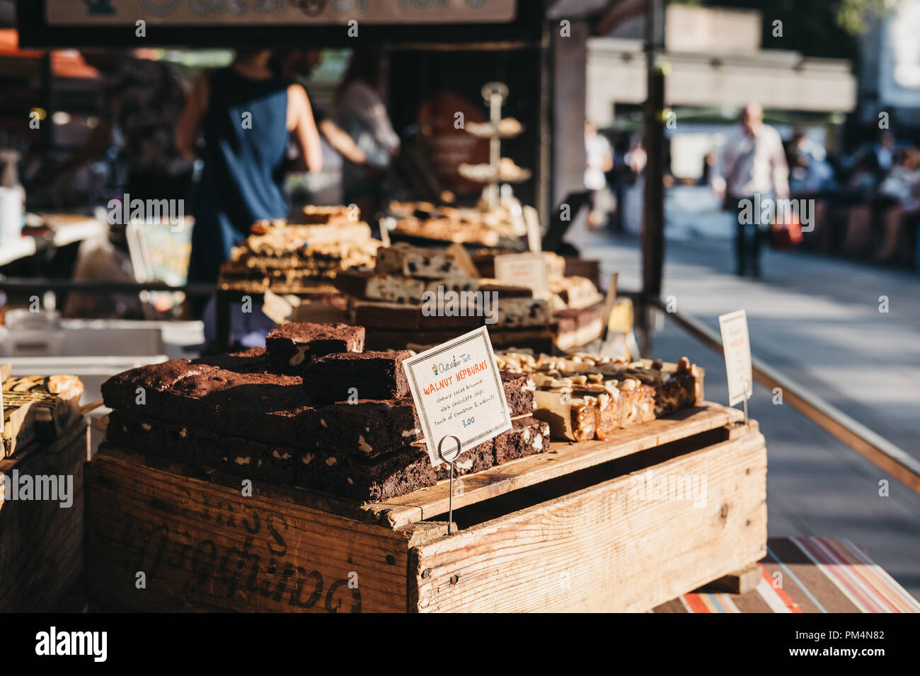 London, Großbritannien, 26. Juli 2018: Die hausgemachten Desserts auf Verkauf an den Bahnhof King's Cross in London, Großbritannien, einer der verkehrsreichsten Bahnhöfe in der c Stockfoto