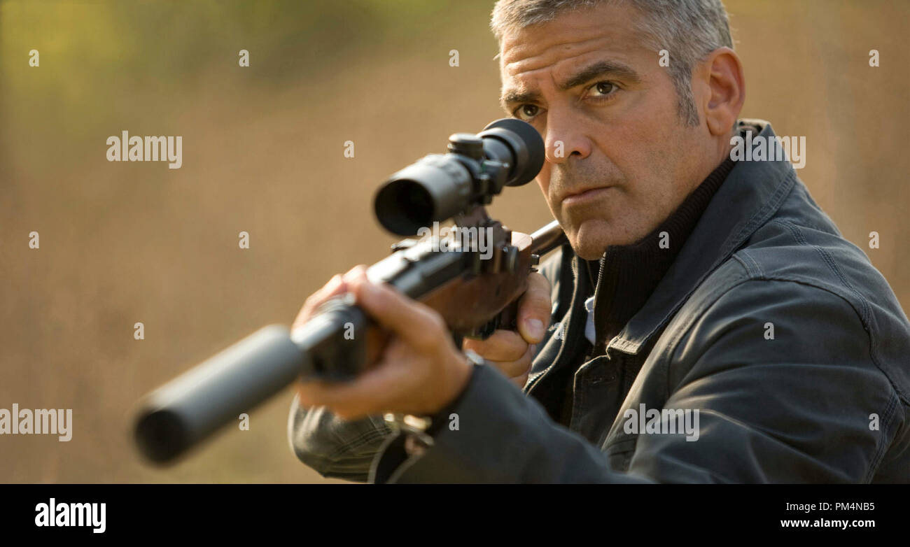 George Clooney Sterne in der Titelrolle von Regisseur Anton Corbijn's suspense Thriller der Amerikaner, ein Focus Features frei. Stockfoto