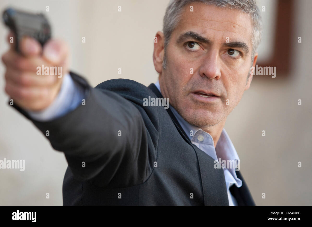 George Clooney Sterne in der Titelrolle von Regisseur Anton Corbijn's suspense Thriller der Amerikaner, ein Focus Features frei. Stockfoto
