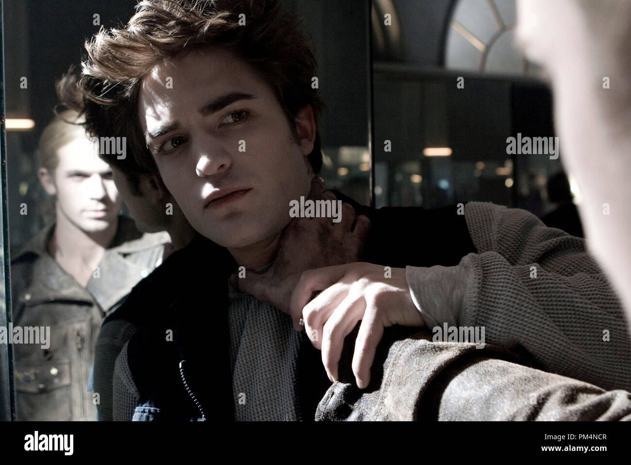 James (CAM GIGANDET) & Edward (Robert Pattinson). Edward ist über das Gift auf Bella's Hand. Stockfoto