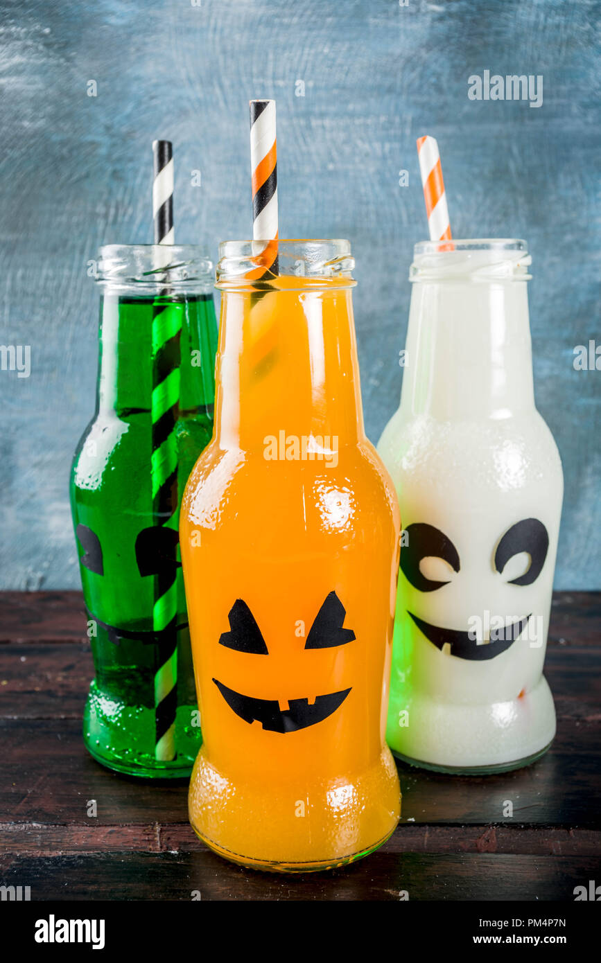 Party Getränke für Halloween, drei Milch und Saft im Monster Flasche, blau  konkreten Hintergrund Kopie Raum, Ansicht von oben Stockfotografie - Alamy