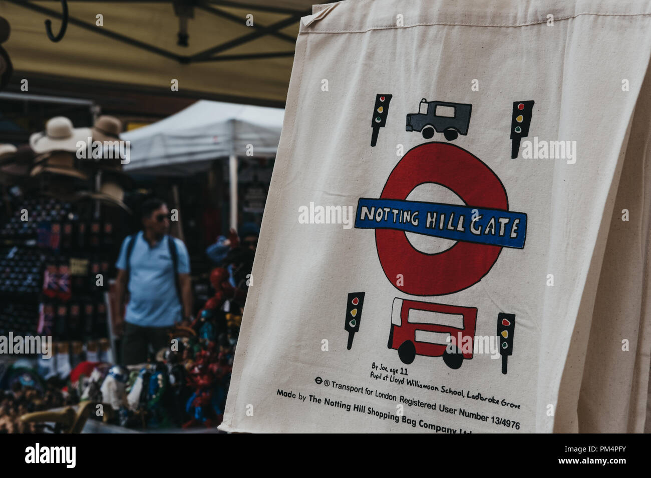 London, UK, 21. Juli 2018: Baumwolltasche vom Notting Hill Shopping Bag Company auf Verkauf in Portobello Road Market. Seine Bilder durch lokale Schule entwickelt Stockfoto