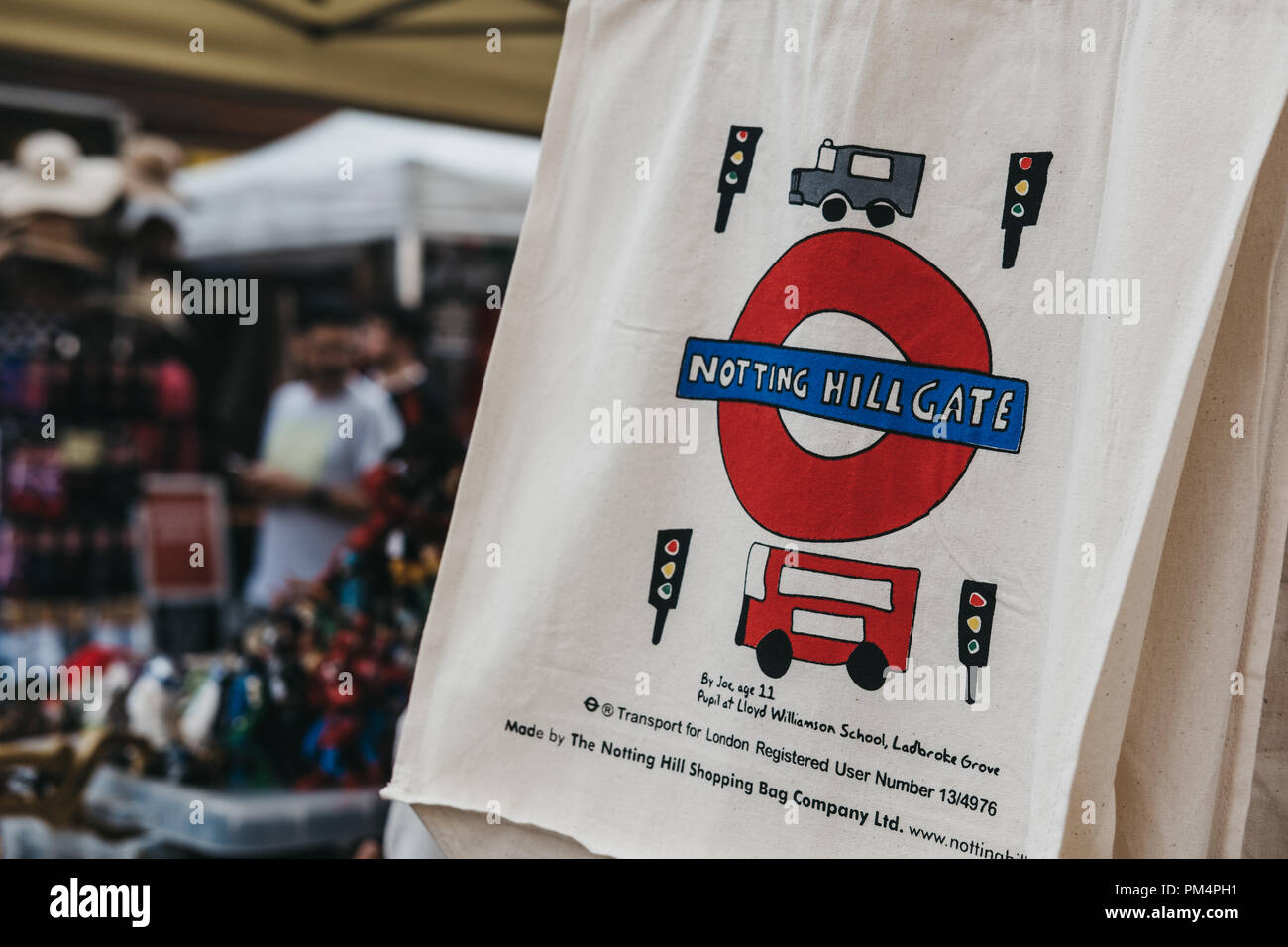 London, UK, 21. Juli 2018: Baumwolltasche vom Notting Hill Shopping Bag Company auf Verkauf in Portobello Road Market. Seine Bilder durch lokale Schule entwickelt Stockfoto