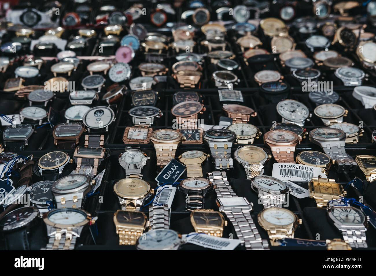 London, UK, 21. Juli 2018: Die Auswahl an Uhren auf Verkauf an der Portobello Road Market, Notting Hill, London. Der Portobello Road ist der weltweit größte Antiq Stockfoto