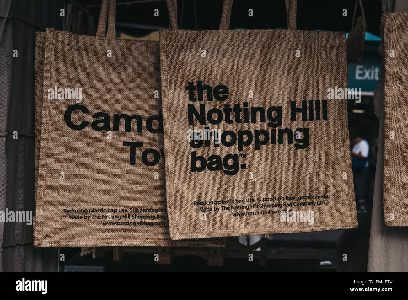 London, UK, 21. Juli 2018: Jute Tasche von den Notting Hill Shopping Bag Company auf Verkauf in Portobello Road Market. Seine Bilder von lokalen Künstlern entworfen Stockfoto