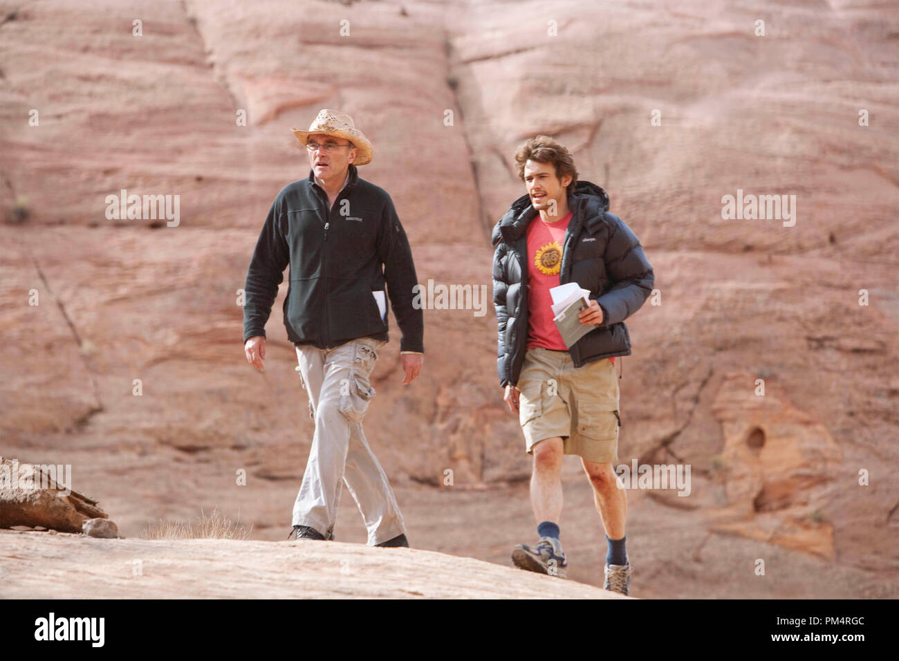 L-R: Regisseur Danny Boyle auf der Blue John Canyon mit James Franco 127 STUNDEN Photo Credit: Chuck Zlotnick 2010 Stockfoto