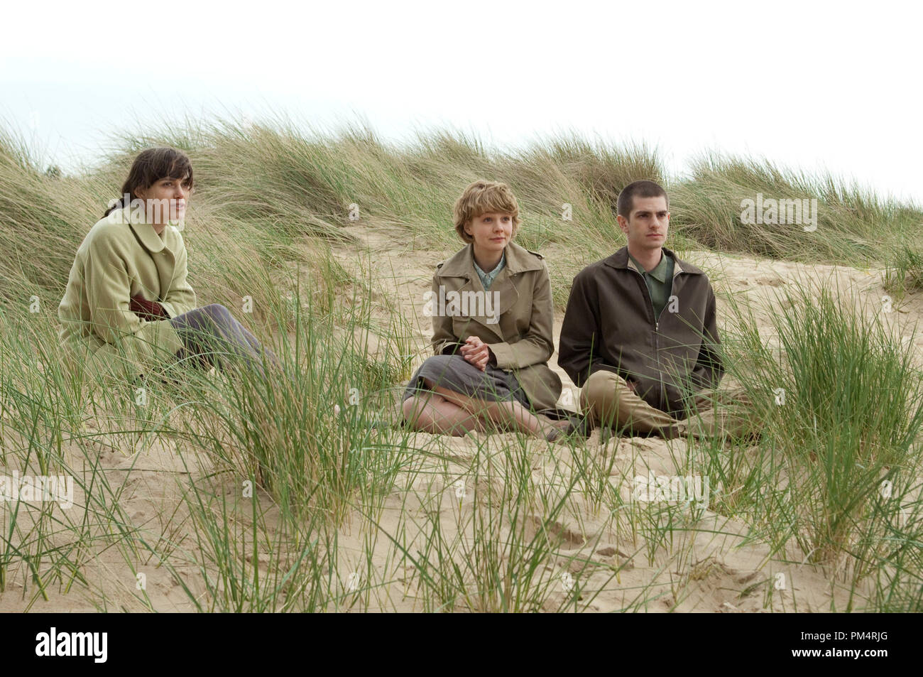 L bis R: Keira Knightley, Carey Mulligan und Andrew Garfield in NEVER LET ME GO; Foto von Alex Bailey 2010 Stockfoto