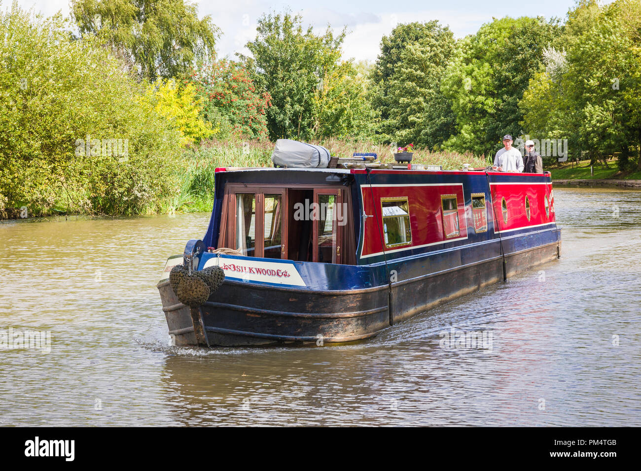 SILKWOOD einen schmalen Boot Kreuzfahrt auf der Trent & Mersey canal auf ein Ansporn, um das Hubwerk zu senken Wasser in Cheshire England Großbritannien Stockfoto