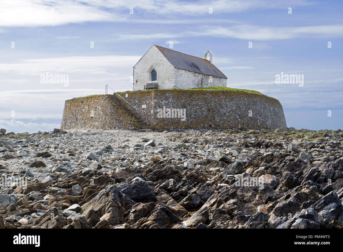 St Cwyfan's, als Kirche im Meer bekannt ist, liegt auf der kleinen Insel in der Nähe von Cribinau Gezeiten Aberffraw, Anglesey gelegen. Es stammt aus dem 12. Jahrhundert. Stockfoto