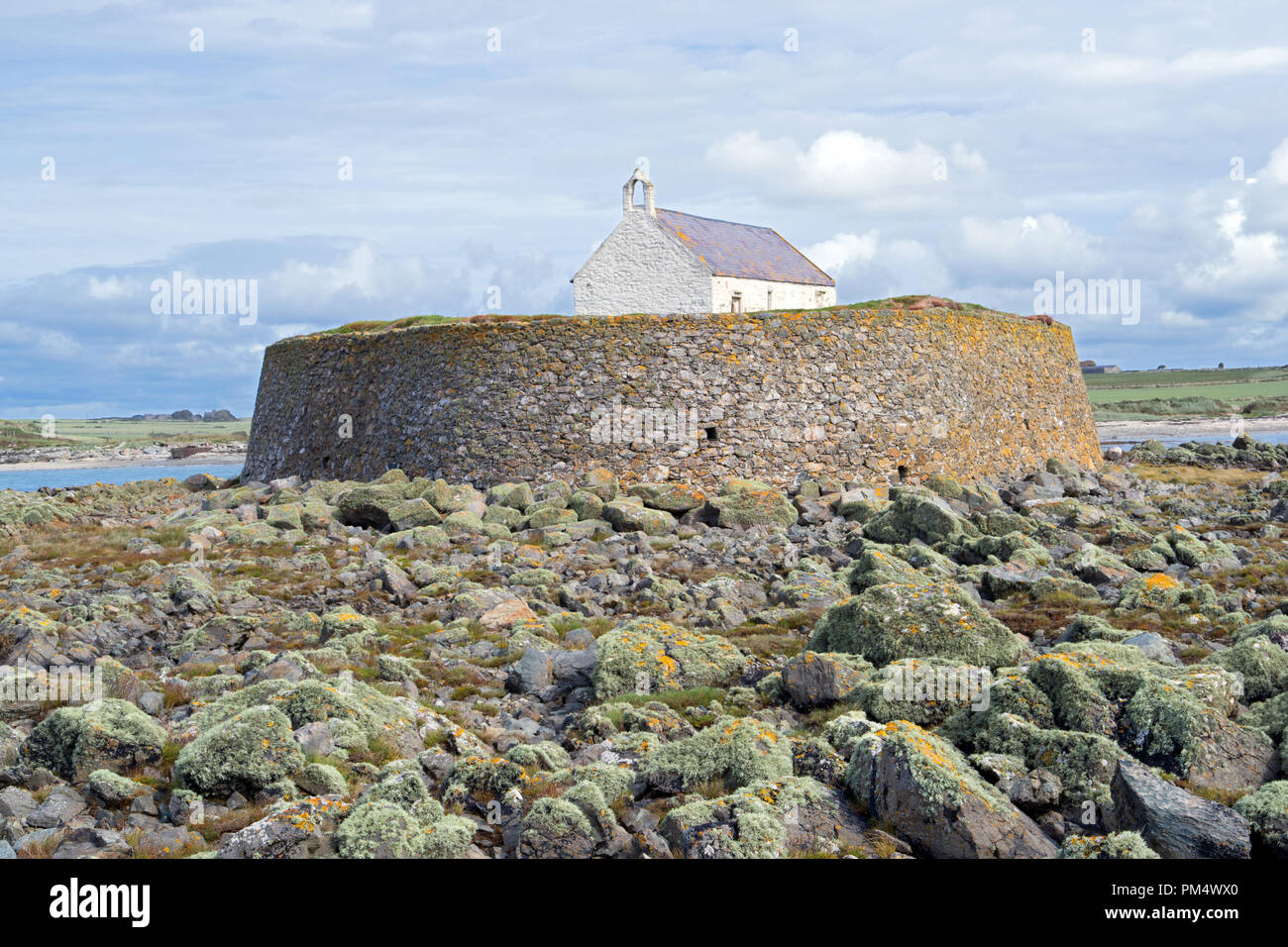 St Cwyfan's, bekannt als Kirche im Meer, liegt auf der kleinen Gezeiteninsel Cribinau in der Nähe von Aberffraw, Anglesey. Es stammt aus dem 12. Jahrhundert Stockfoto