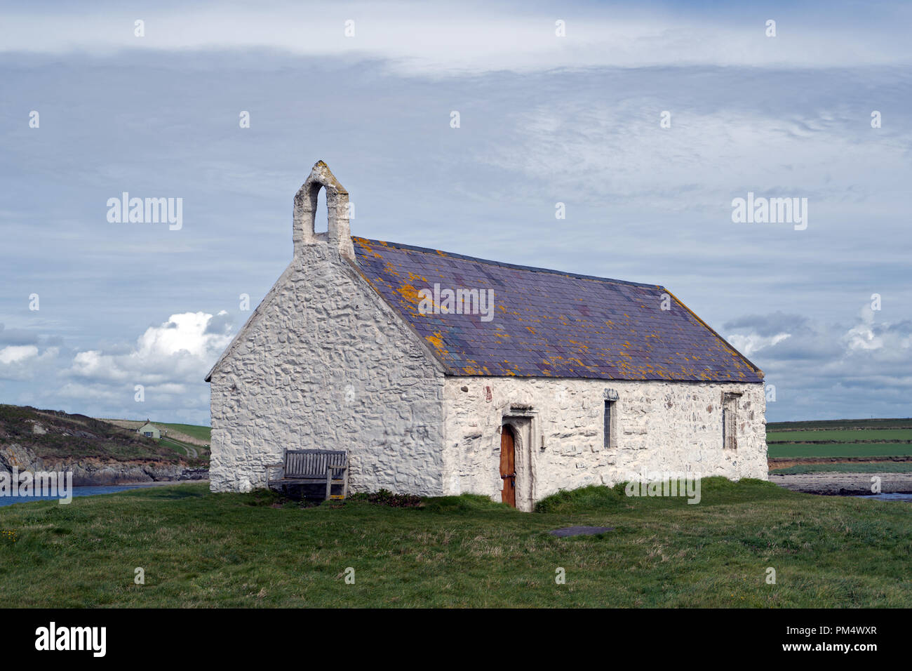 St Cwyfan's, als Kirche im Meer bekannt ist, liegt auf der kleinen Insel in der Nähe von Cribinau Gezeiten Aberffraw, Anglesey gelegen. Es stammt aus dem 12. Jahrhundert. Stockfoto