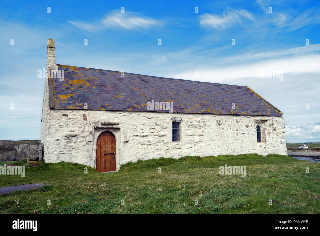 St Cwyfan's, als Kirche im Meer bekannt ist, liegt auf der kleinen Insel in der Nähe von Cribinau Gezeiten Aberffraw, Anglesey gelegen. Es stammt aus dem 12. Jahrhundert. Stockfoto