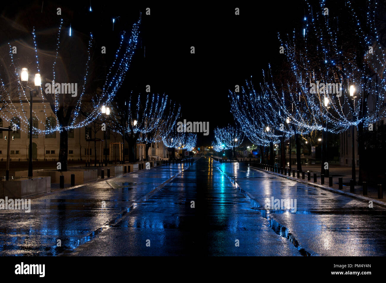 Nîmes-Nacht-Gard - Südfrankreich Nîmes la nuit - décorations de Noël Stockfoto