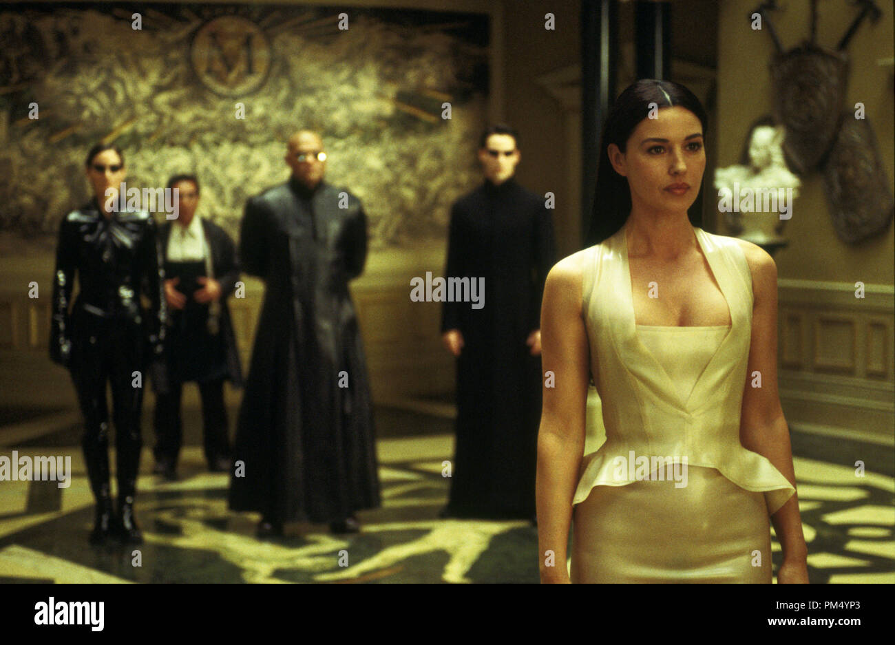 Film Still / Werbung immer noch von der "Matrix Reloaded" Carrie-Anne Moss, Randall Duk Kim, Laurence Fishburne, Keanu Reeves, Monica Bellucci © 2003 Warner Brothers Photo Credit: jasin Boland Datei Referenz # 30753321 THA nur für redaktionelle Verwendung - Alle Rechte vorbehalten Stockfoto