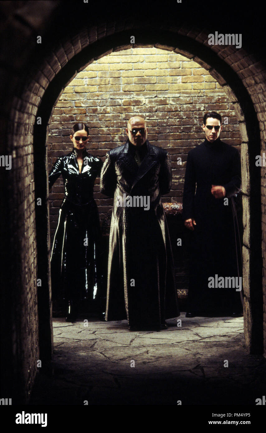 Film Still / Werbung immer noch von der "Matrix Reloaded" Carrie-Anne Moss, Laurence Fishburne, Keanu Reeves © 2003 Warner Brothers Photo Credit: jasin Boland Datei Referenz # 30753323 THA nur für redaktionelle Verwendung - Alle Rechte vorbehalten Stockfoto