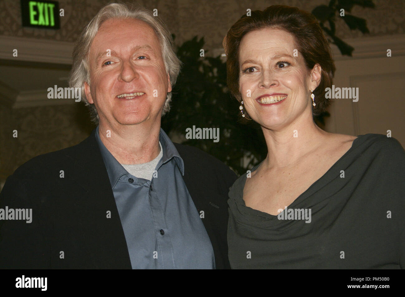 James Cameron und Sigourney Weaver, 5. Dezember 2009. Reproduktion von amerikanischen Boulevardzeitungen ist absolut verboten. Datei Referenz # 30131 070 GFS nur für redaktionelle Verwendung - Alle Rechte vorbehalten Stockfoto