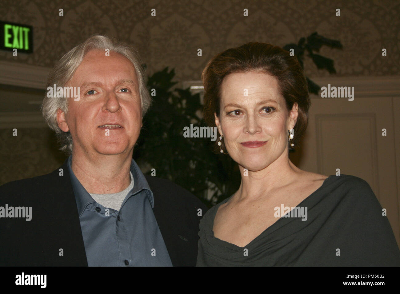 James Cameron und Sigourney Weaver, 5. Dezember 2009. Reproduktion von amerikanischen Boulevardzeitungen ist absolut verboten. Datei Referenz # 30131 072 GFS nur für redaktionelle Verwendung - Alle Rechte vorbehalten Stockfoto