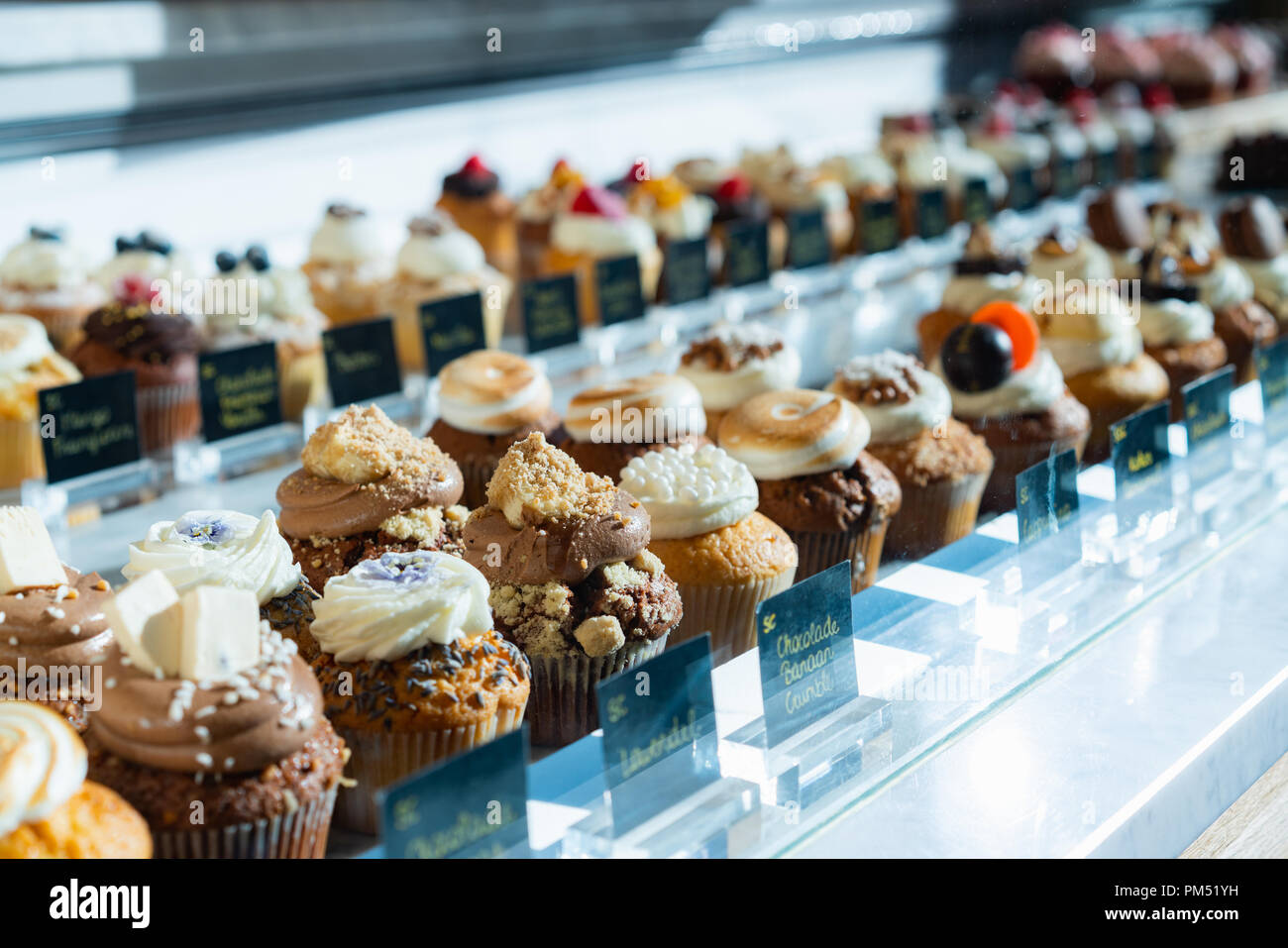 Verschiedene Muffins und Kuchen für den Verkauf in einer Bäckerei Vitrine  Stockfotografie - Alamy