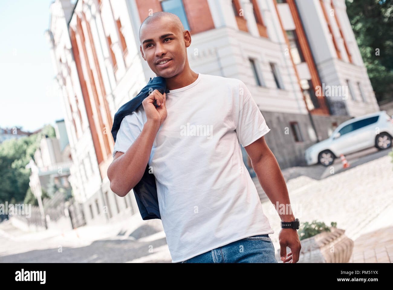 Stadt laufen. Junge Mann zu Fuß auf der Straße der Stadt, die Jacke freuen uns motiviert Stockfoto