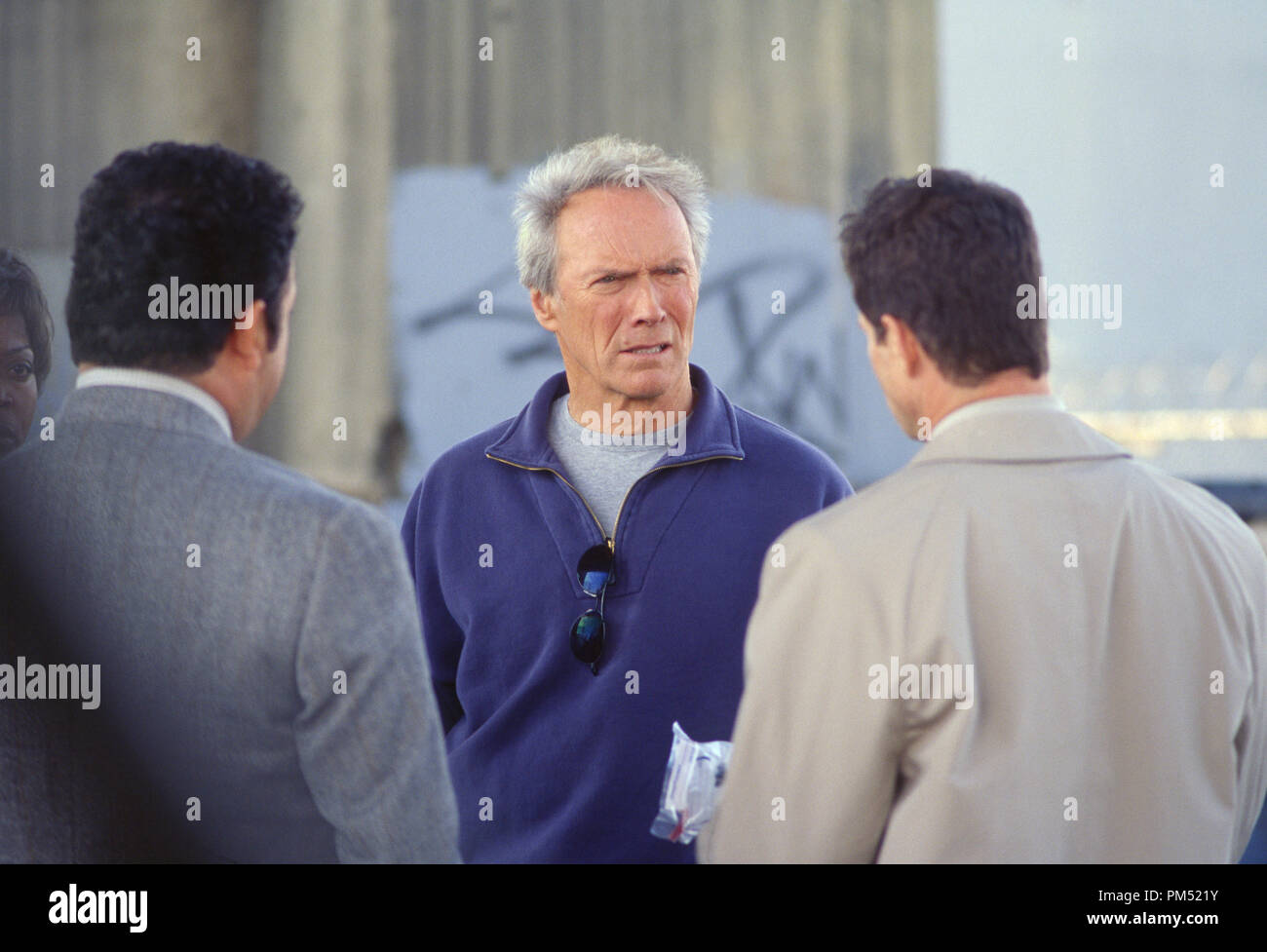 Szenenfoto aus "Blut" Paul Rodriguez, Clint Eastwood, Dylan Walsh © 2002 Warner Brothers Photo Credit: Merle W. Wallace Stockfoto