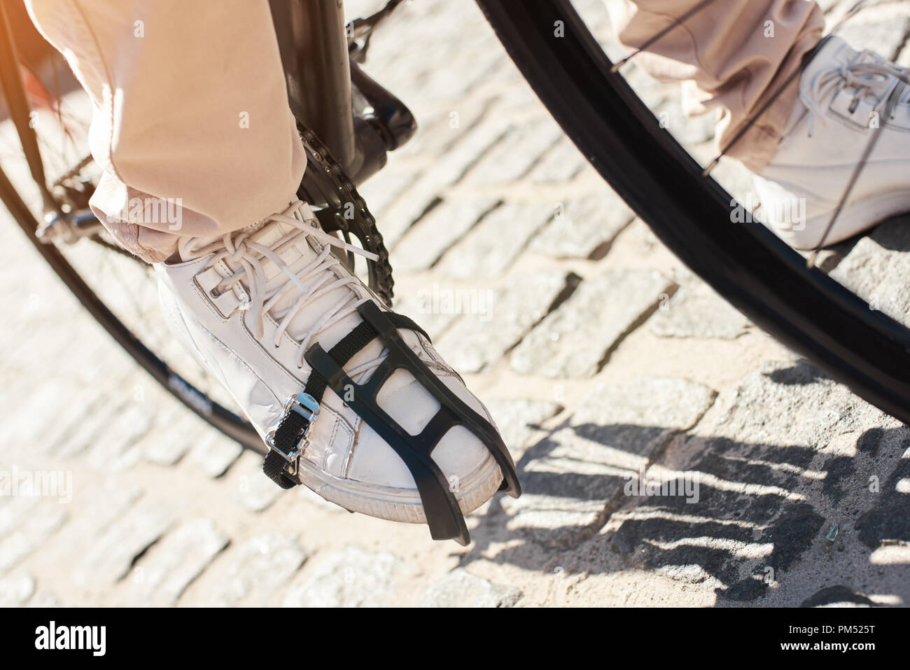 7/8 Schuß eines männlichen Reiten ein Fahrrad in tuklips in der Stadt. Einen schnellen Stopp Stockfoto