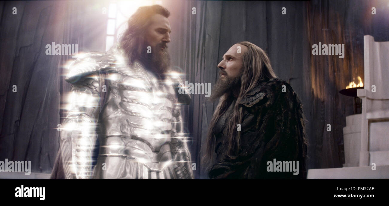 L R Liam Neeson Als Zeus Und Ralph Fiennes Als Hades In Warner Bros Pictures Und Legendaren Pictures Kampf Der Titanen Von Warner Bros Pictures Vertrieben Stockfotografie Alamy