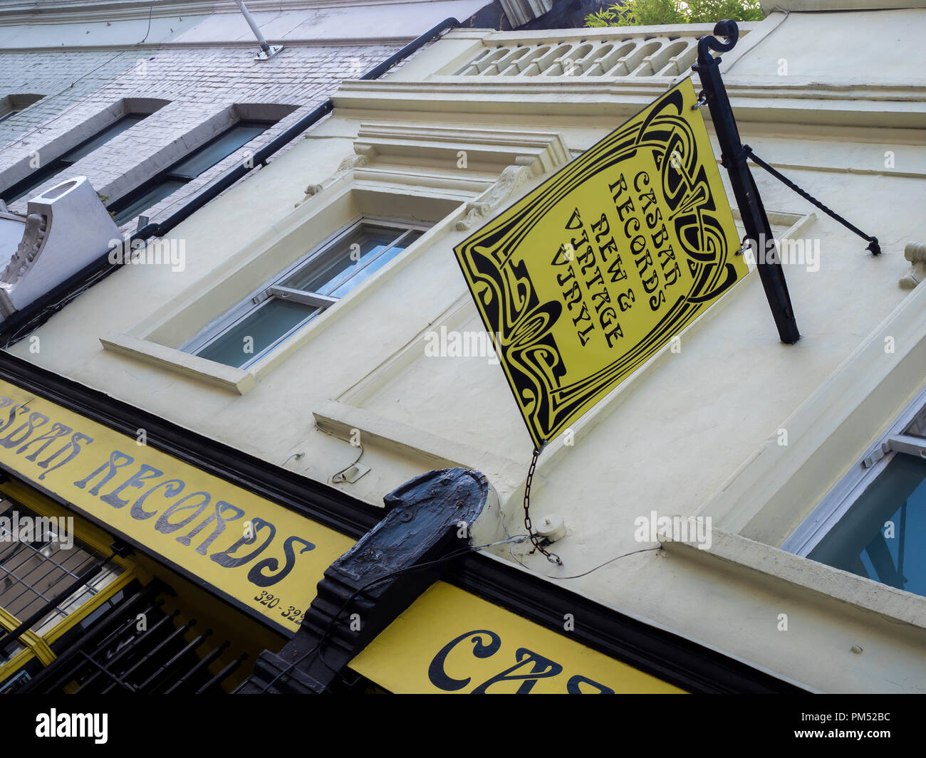 LONDON, Großbritannien - 25. AUGUST 2018: Anmelden Vintage Vinyl Record Shop Stockfoto