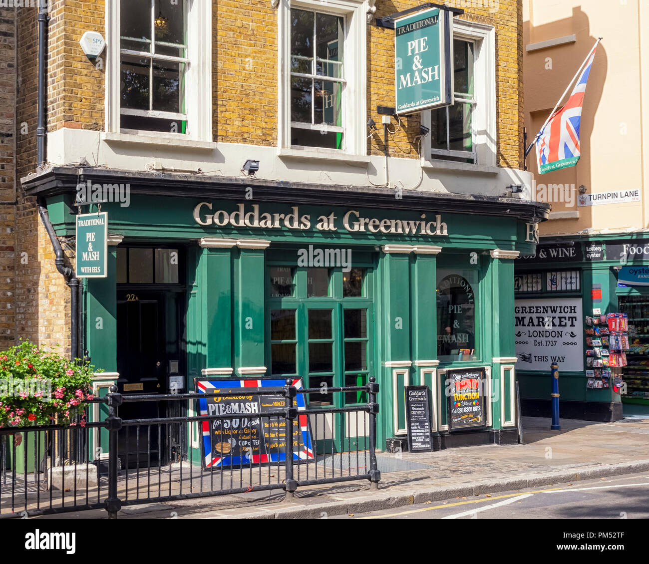 LONDON, Großbritannien - 25. AUGUST 2018: Blick auf das traditionelle Restaurant Goddards Pie and Mash in Greenwich Stockfoto