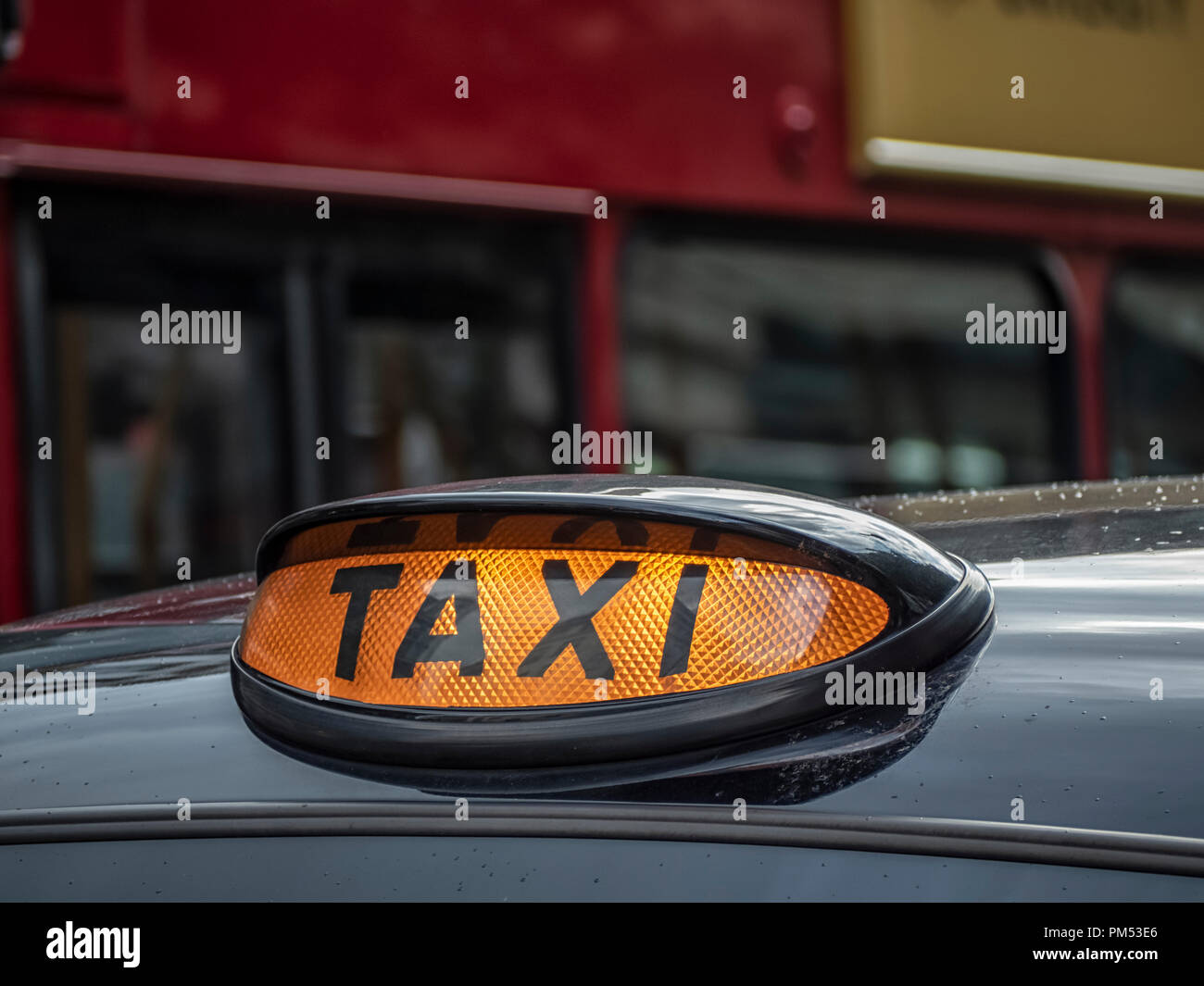 LONDON, Großbritannien - 25. AUGUST 2018: Taxi-Schild auf London Black Taxi im West End Stockfoto