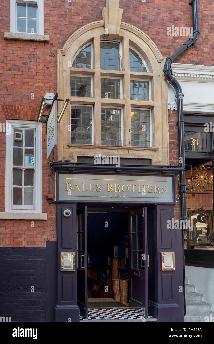 LONDON, Großbritannien - 25. AUGUST 2018: Eingang zum Balls Brothers Restaurant in der Brook Street, Mayfair Stockfoto
