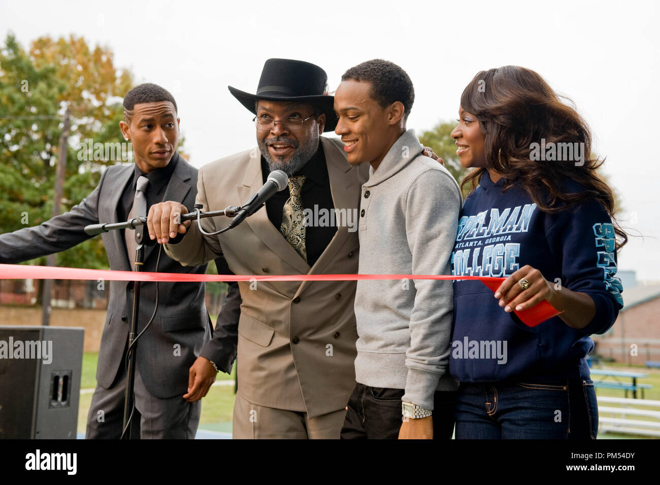 (L-R) BRANDON T. JACKSON als Benny, ICE CUBE, wie Herr Washington, Bow Wow als Kevin Carson und NATURI NAUGHTON als Stacie in der Alcon Entertainment Komödie "LOTTERY TICKET", ein Warner Bros.-Bilder freigeben. Stockfoto