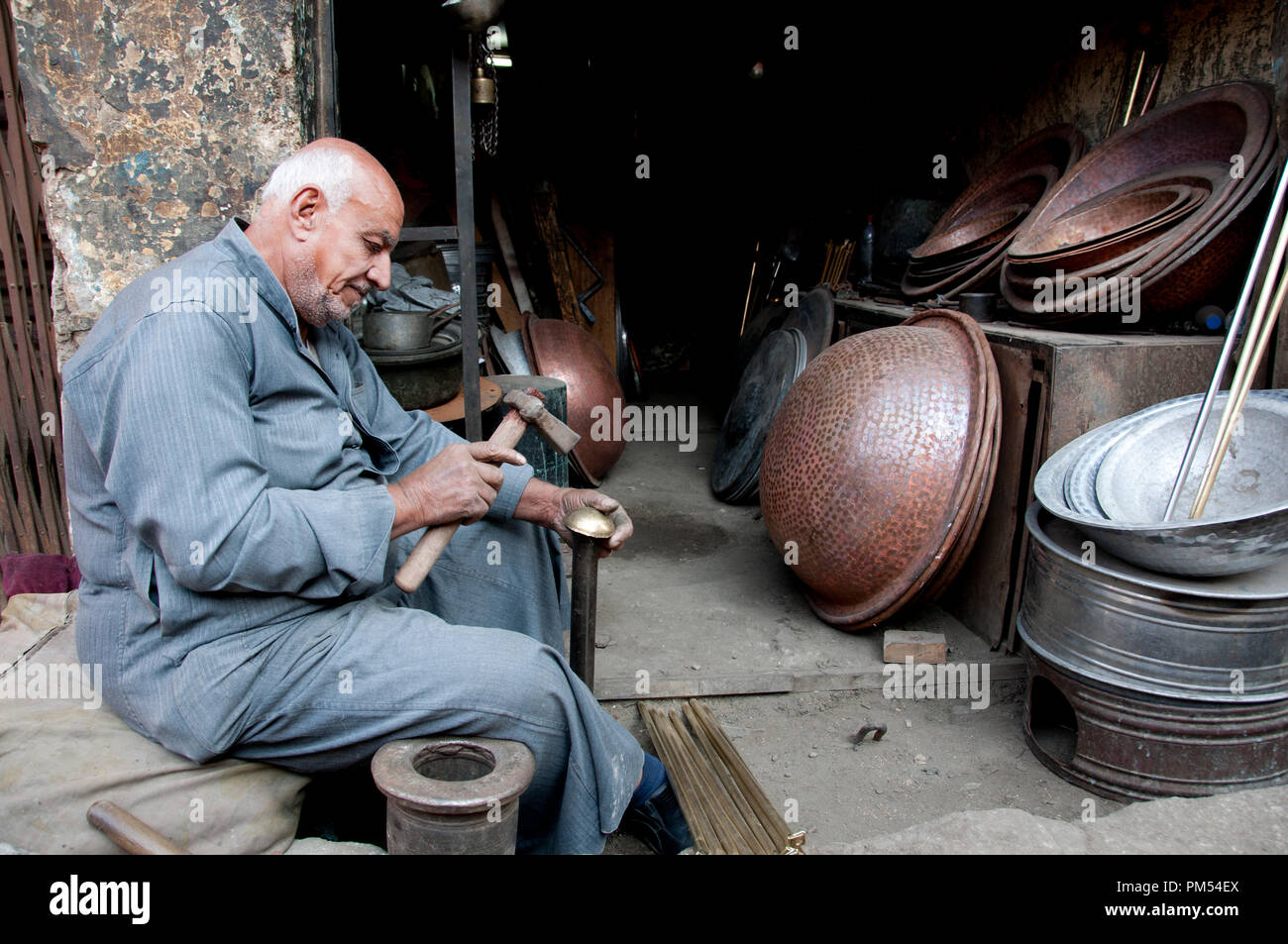 Ägypten, Kairo 2014. Khan al-Khalilli, alten islamischen Bereich. Metall Smith bei der Arbeit in einem traditionellen Werkstatt. Stockfoto
