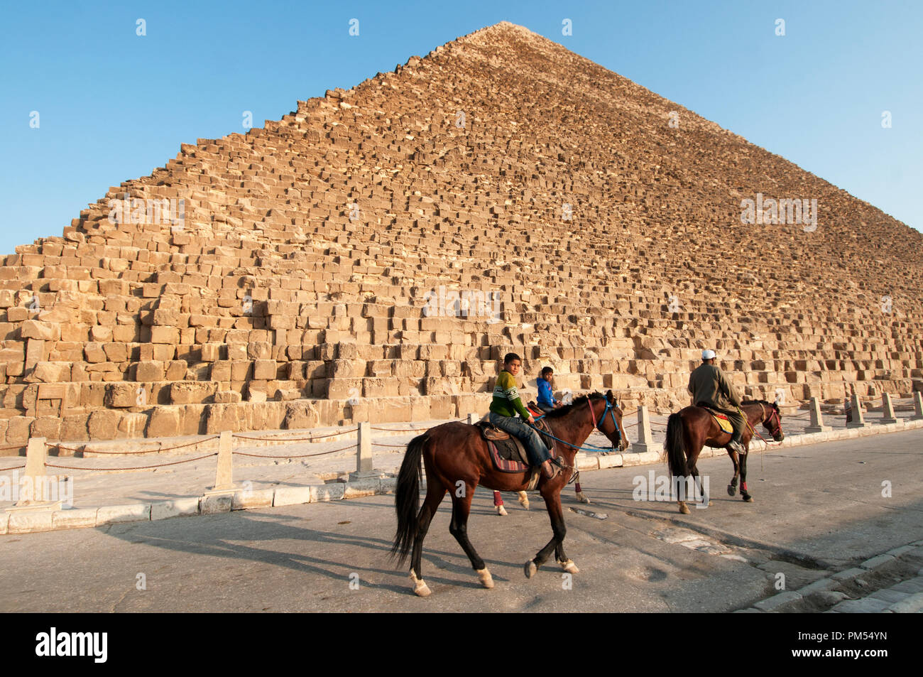 Ägypten, Gizeh, 2014. Die Pyramiden. Reiter vor der Cheops-Pyramide. Stockfoto