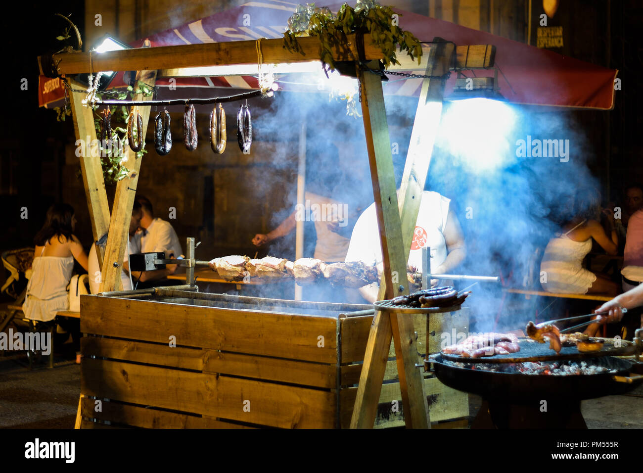Portugiesische, tradicional Tapas, Grillgerichte und Grillgerichte in Braga, Gewinner der europäischen Destination für 2021. Portugiesische Street Food Barbecue oder Churrasco. Stockfoto