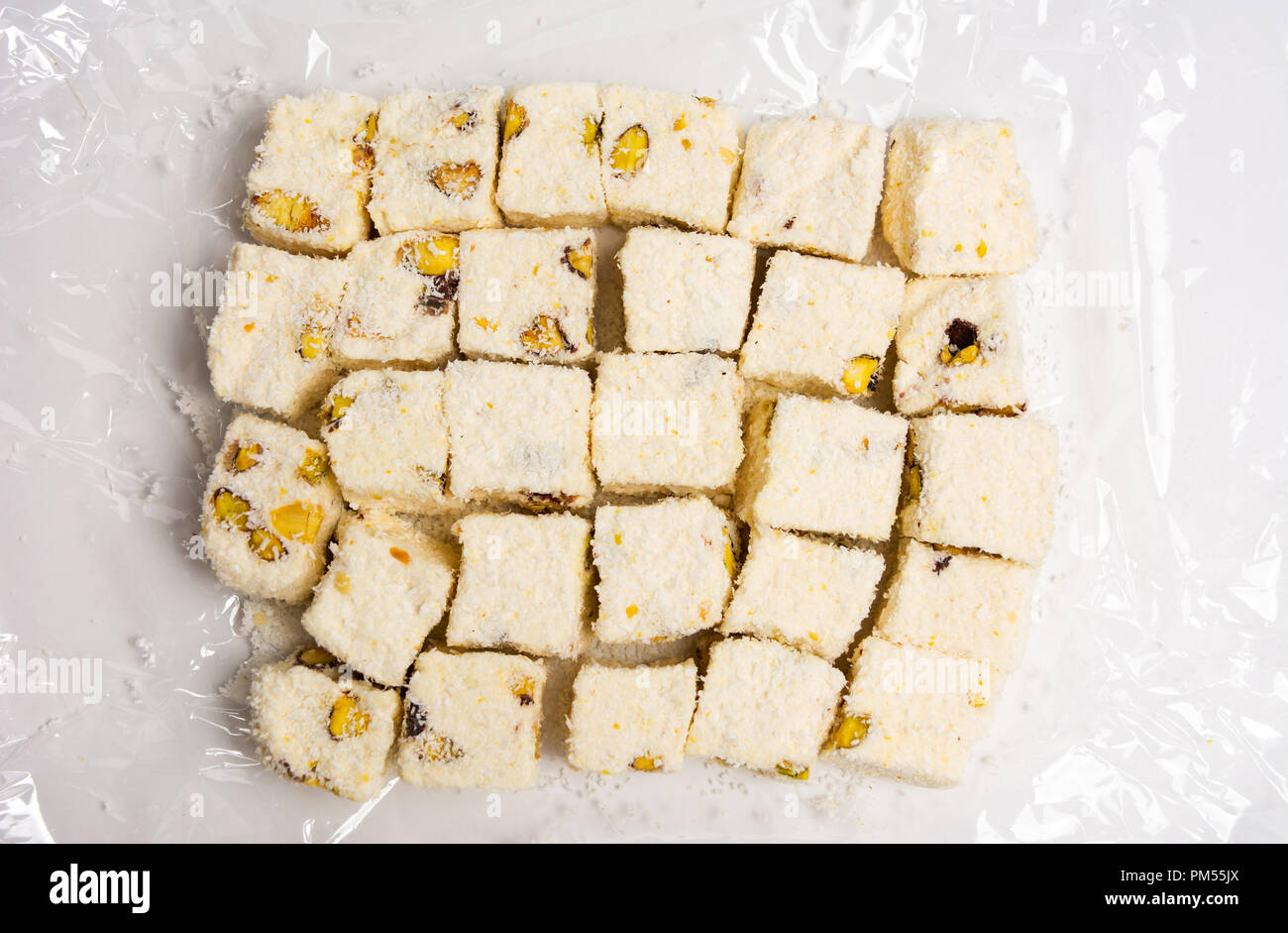 Turkish Delight Dessert mit Pistazien auf weißem Hintergrund Stockfoto
