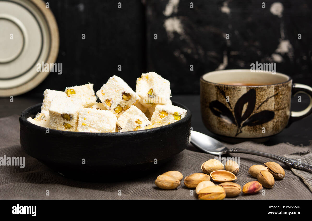 Turkish Delight Dessert mit Pistazien auf einer Platte Stockfoto